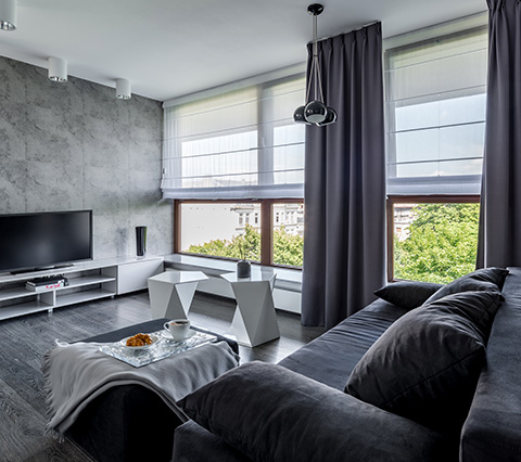 Realce la belleza de su hogar con las cortinas modernas en Bogotá Habitación grande con cortinas modernas en Bogotá